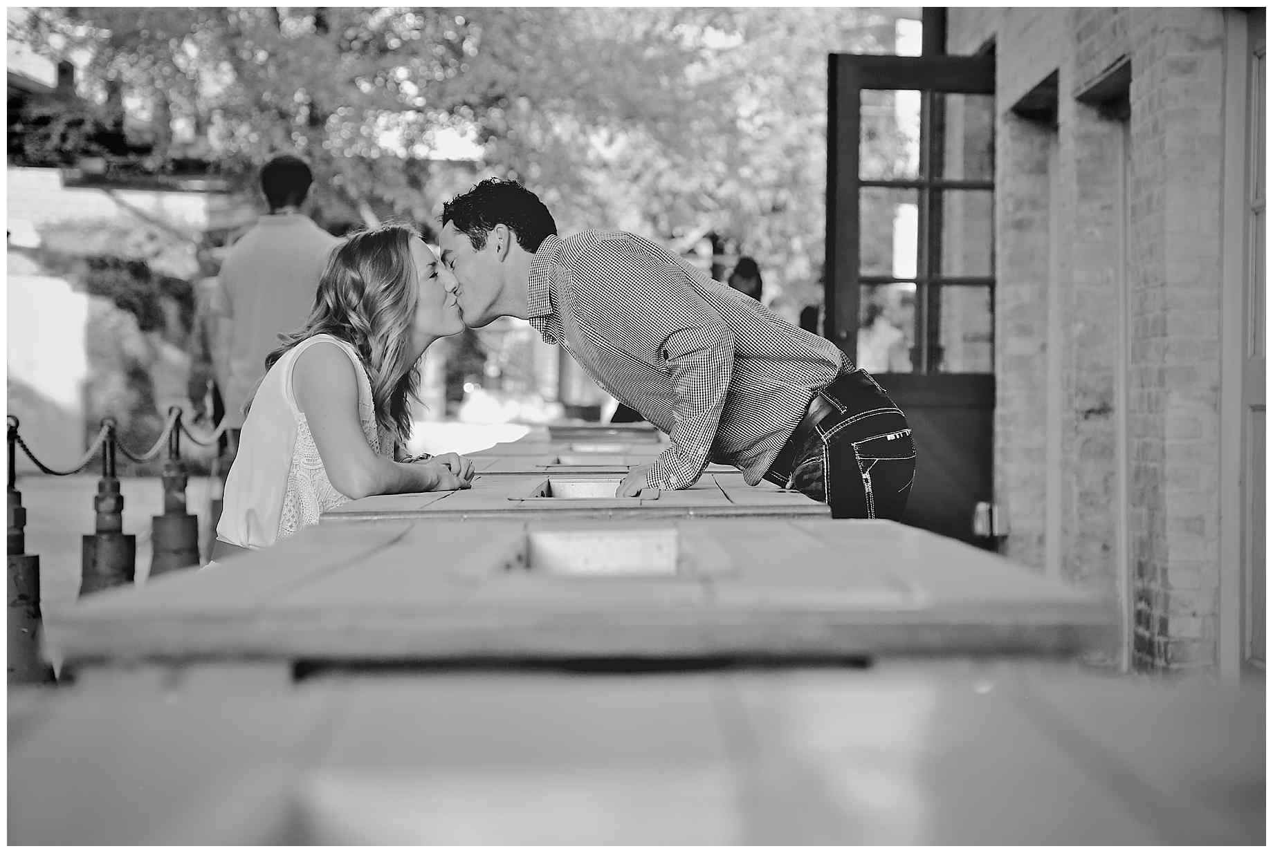 san-antonio-riverwalk-engagement-photography-04